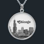 Colar De Prata Esterlina Chicago Skyline Etch<br><div class="desc">Chicago Skyline Etch Look Elegant, na moda, convites e acessórios personalizáveis de chic com uma vista gravada de água do céu de Chicago Illinois. Este produto faz parte de um conjunto de designs correspondentes que são facilmente personalizáveis para muitas ocasiões e eventos. Se você precisar de placas RSVP separadas, Obrigado,...</div>