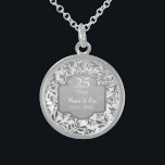 Colar De Prata Esterlina Folgas do 25 de Silver Aniversário<br><div class="desc">Adorável colar de 25 de Casamento de prata com folhas elegantes de borda floral de prata em fundo branco. A faixa de cinzas prateada com texto diz 25 Anos. A área de texto mais baixa está pronta para ser personalizada por você com nomes e informações de ano.</div>