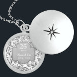 Colar De Prata Esterlina Folgas do 25 de Silver Aniversário<br><div class="desc">Adorável colar de 25 de Casamento de prata com folhas elegantes de borda floral de prata em fundo branco. A faixa de cinzas prateada com texto diz 25 Anos. A área de texto mais baixa está pronta para ser personalizada por você com nomes e informações de ano.</div>
