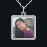 Colar De Prata Esterlina Fotografia personalizada em negrito simples<br><div class="desc">Mantenha seus entes queridos perto do seu coração com este incrível colar personalizado de fotos de cor prata. Este colar vem em pequenos e médios tamanhos assim como em formas quadradas e circulares. Você pode pedir este colar na sua escolha de esterlina prata, prata prateada ou metais de acabamento de...</div>