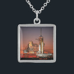 Colar De Prata Esterlina Lançamento do Red Sky for Space Shuttle Atlantis<br><div class="desc">O ar fresco da manhã era elétrico com antecipação, já que os primeiros raios de madrugada pintavam o céu com um vermelho feroz. A colossal silhueta branca do Shuttle Atlantis dominou o bloco de lançamento, ancorado apenas pela imensidão do momento. Um suspiro coletivo estendeu-se pela multidão à medida que as...</div>