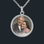Colar De Prata Esterlina Memorial do Casamento Personagem Buquê Charm<br><div class="desc">Personalize este encanto com uma fotografia do seu pai para que possa carregar-lo consigo no dia do seu casamento. Você poderia vestir como um colar ou usar uma fita para adicioná-la como um charme de buquê.</div>