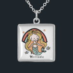 Colar De Prata Esterlina Menina Personalizada da Sereia Cura Escandinava<br><div class="desc">Sereia adorável com peixes,  arco-íris e estrelas no tema escandinavo. Altere o nome e a fonte do seu filho facilmente sob o botão "Personalizado". Faça check-out de todos os produtos correspondentes na minha loja!</div>
