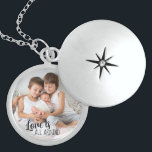 Colar De Prata Esterlina O amor é tudo em torno dos irmãos.<br><div class="desc">Um medalhão especial para a mãe no nascimento de um novo bebê, escrito com "O amor está por aí". O modelo está preparado para você adicionar sua própria foto de sua família ou apenas os irmãos juntos, por exemplo. Se tiver algum problema com o posicionamento, tente recortar sua foto em...</div>