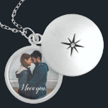 Colar De Prata Esterlina Personalizado Eu te amo foto de casal<br><div class="desc">Digamos que te amo com este medalhão e personalizo-o com uma fotografia e uma mensagem especial. Para alterar ainda mais o estilo de fonte personalize,  avise-me se você precisa de ajuda.</div>