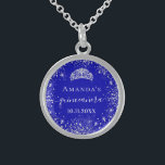 Colar De Prata Esterlina Quinceanera nome da tiara azul real da cinta prate<br><div class="desc">Para uma elegante Quinceañera,  15. Uma cor azul-real de fundo. Decorado com pó falso de cinza prateada,  uma coroa de tiara. Personalize e adicione um nome,  idade e data. Quinceañera é escrita com um estilo moderno,  escrito à mão,  com traços.</div>