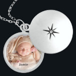 Colar De Prata Esterlina Sobreposição de Nome de Foto do Bebê Personalizado<br><div class="desc">Crie uma proteção de eterno para uma nova mãe com o nosso Bloqueio de Foto Personalizável de Recém-Nascidos. Este medalhão não é apenas uma joia; é uma maneira especial de celebrar o laço entre a mãe e o recém-nascido, fazer-o como um presente perfeito para este novo capítulo na sua vida....</div>