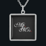 Colar De Prata Esterlina Sr. e Sra. Marido Esposam Sua Nova Semana<br><div class="desc">Um monograma clássico para o Sr. e a Sra. para os recém-casados, casal-mãe ou namorado. Uma ideia perfeita de presente de última hora. O Sr. e a Sra. Marido Esposaram o Seu Recém-Feriado num presente personalizado para vestir ou partilhar. Use o link "Mensagem" para entrar em contato conosco com suas...</div>