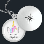 Colar De Prata Esterlina unicórnio mágico personalizado, bonito<br><div class="desc">Ela é mágica, incrível como um unicórnio. Lembre-a de sua beleza e graça com este colar de cesta. Personalize com seu nome em uma fonte elegante de script. Apresentando meu unicórnio de cabelos arco-íris, ilustração da cabeça da coroa com flores e lascas bonitinhas e sonolentas. Um presente especial para a...</div>