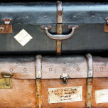 COLAR DE PRATA ESTERLINA VELHA INGLATERRA<br><div class="desc">Velhas malas da década de 1940 empilhadas na plataforma da estação ferroviária,  prontas para serem coletadas pelos proprietários. England UK. com</div>