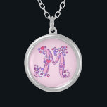 Colar decorativo de letras M monograma<br><div class="desc">Bonito letra M monograma pendente. Desenho branco da letra inicial maiúscula M, ideal para as raparigas dotadas de um nome que começa com M. A cor de fundo pode ser alterada se necessário, atualmente rosas claro. © Desenho original e design por Sarah Trett www.sarahtrett.com para www.mylittleeden.com</div>
