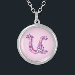 Colar decorativo de letras U monograma<br><div class="desc">Bonito letra U monograma pendente. Desenho de letra mimétrica da letra inicial maiúscula U ideal para oferecer às raparigas um nome que comece com um nome U. A cor de fundo pode ser alterada se necessário, atualmente rosas claro. © Desenho original e design por Sarah Trett www.sarahtrett.com para www.mylittleeden.com</div>