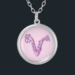 Colar decorativo de letras V monograma<br><div class="desc">Bonito letra V monograma pendente. Desenho branco da letra inicial maiúscula V ideal para as raparigas doadoras com um nome que começa com V. A cor de fundo pode ser alterada se necessário, atualmente rosas claro. © Desenho original e design por Sarah Trett www.sarahtrett.com para www.mylittleeden.com</div>