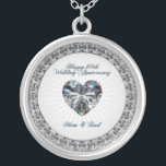 Colar do aniversário de casamento do coração 60th<br><div class="desc">As imagens de um Digitalbcon projetam a caracterização tema de uma cor da prata, da platina e do diamante com uma variedade de imagens, formas, padrões, estilos e pias batismais feitos sob encomenda nesta colar um--um-amável do aniversário de casamento do diamante. Isto faz uma lembrança bonita em honra deste occacion...</div>
