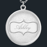 Colar do damasco de Personalzed<br><div class="desc">Colar personalizada, com um design de prata elegante do damasco. Incorpore seu nome ou monograma ao espaço fornecido. O clique "personaliza" ao tipo ou ao tamanho da pia batismal da mudança.</div>