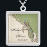 Colar do pavão do vintage & da noiva gravura a<br><div class="desc">Estes pavão do vintage, damasco e design elegantes gravura a água-forte são caracterizados em uma vasta gama de produtos do casamento que incluem convites. Esta colar da lembrança da prata esterlina é perfeita para um presente do chá de panela para a noiva, para os presentes das damas de honra da...</div>