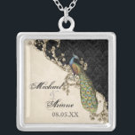 Colar do pavão do vintage & da noiva gravura a<br><div class="desc">Estes pavão do vintage, damasco e design elegantes gravura a água-forte são caracterizados em uma vasta gama de produtos do casamento que incluem convites. Esta colar da lembrança da prata esterlina é perfeita para um presente do chá de panela para a noiva, para os presentes das damas de honra da...</div>