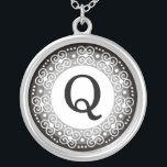 Colar do pendente da letra Q do monograma<br><div class="desc">Mostre seu orgulho em suas iniciais que vestem um pendente da letra do monograma. O pendente de prata inicial igualmente faz um presente memorável para toda a ocasião especial para as pessoas importantes de sua vida.</div>