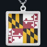 Colar Elegante com Bandeira de Maryland<br><div class="desc">Adicione um toque do orgulho de Maryland ao seu conjunto com nosso colar elegante com a bandeira de Maryland! Feito com atenção aos detalhes, esse colar exibe orgulhosamente a bandeira de Maryland, apresentando o padrão distinto de quadrantes negros e dourados alternados com a cruz vermelha e branca da família Calvert...</div>