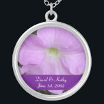 Colar Flor Lilac Petunia<br><div class="desc">Esta é uma flor Lilac Petunia. Faz um presente excelente para um amado. Os nomes e a data podem ser alterados para os seus. Basta inseri-los nas caixas de texto à direita. Veja meus outros colares na minha loja.</div>