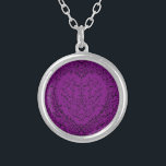 Colar Gótico de Coração Roxo e Negro<br><div class="desc">Nossos lindos nacklacas de casamento gótico de coração roxo e preto são escuros, mas adoráveis com nosso design de rolagem artístico. Eles foram projetados em uma coleção de vários itens para que todo o seu casamento possa ser coordenado com o mesmo estilo!</div>