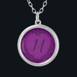 Colar Gótico de Coração Roxo e Negro<br><div class="desc">Nossos lindos nacklacas de casamento gótico de coração roxo e preto são escuros,  mas adoráveis com nosso design de rolagem artístico. Eles foram projetados em uma coleção de vários itens para que todo o seu casamento possa ser coordenado com o mesmo estilo!</div>