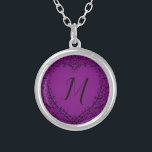 Colar Gótico de Coração Roxo e Negro<br><div class="desc">Nossos lindos nacklacas de casamento gótico de coração roxo e preto são escuros, mas adoráveis com nosso design de rolagem artístico. Eles foram projetados em uma coleção de vários itens para que todo o seu casamento possa ser coordenado com o mesmo estilo!</div>