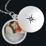 Colar Medalhão 25 Silver Wedding Annivsersary Foto<br><div class="desc">Carregue uma foto do casal do aniversário ou uma foto do dia do seu casamento e personalize com os nomes dos casais e o aniversário neste colar do aniversário do casamento de Prata 25. Um belo presente para a esposa do marido ou dos filhos. Disponível em diversos estilos.</div>