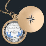 Colar Medalhão Casamento Data Lucky Bluebird Aniversário Colace<br><div class="desc">Vintage Bluebird Wedding Aniversário Locket com seus nomes e data de casamento. Vintage Birds Casamentos - Vintage Birds Casamentos T-shirts com autocolantes e Inserir Cartões - ver mais produtos de aves Vintage Aves Vintage Convites de casamento - Aves Vintage T-shirts com autocolantes e Inserir Cartões - ver mais produtos de...</div>