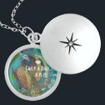 Colar Medalhão Casamento Vintage Peacock Anniversário Necklace<br><div class="desc">Colares de Festa de casamento de Manutenção de Casamento - para alterar a cor de fundo - clique em personalizar - clique em editar - escolha a última ferramenta no menu suspenso e escolha entre uma das cores mostradas ou digite o código hexadecimal de rgb para sua cor de casamento...</div>