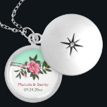 Colar Medalhão Rosa rosa selvagem rosa verde horta de casamentos<br><div class="desc">Colar verde-de-rosa-selvagem com horta floral de casamentos, mantendo-se verde, apresentando um belo rosa selvagem de cor rosa com folhas verdes escuras, linhas vermelhas onduladas e elementos de meio-tom em fundo branco e verde-menta. Esta design moderna, elegante e romântica pode ser utilizada em ocasiões especiais como noivados, casamentos, aniversários, aniversários ou...</div>