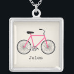 Colar personalizada bicicleta do rosa quente<br><div class="desc">Um pendente que caracteriza uma ilustração de uma bicicleta do rosa quente.  Personalize com seu nome sob a bicicleta.</div>