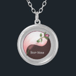 Colar redondo da Rosa vermelha Yin Yang<br><div class="desc">Yin Yang Rosa vermelha redondo colar, roupa de Rosa vermelha, t-shirts Yin Yang, presentes de Namorados por ArtMuvz Illustration.PARA PERSONALIZAR, adicione o seu nome ou adicione texto. Prepare-se para Dia de os namorados com nossos presentes festivos e roupa romântico! Perfeito para Namorados em reuniões familiares. Não importa qual seja o...</div>
