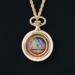 Colar Relógio Lens Of Providence<br><div class="desc">A Lente da Providência é o anel circular de energia brilhante através do qual o olho de Deus observa toda a criação. Com base na iconografia tradicional antiga, permanece atemporal como um símbolo de onipotência enquadrado dentro do triângulo equilátero de poder, sabedoria e compaixão. Componha sua mente, purifique sua alma...</div>