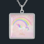Colar Unicórnio com brilho de ouro rosa mágico<br><div class="desc">Colar Unicórnio com cor rosa mágica,  brilho dourado e cores arco-íris! Texto em ouro com um unicórnio arco-íris contra fundo cor-de-rosa macio e pastel. Presente perfeito para o amante do unicórnio em sua vida. Altere a cor de fundo,  se quiser!</div>