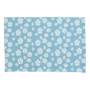 Colcha azul clara com flores brancas