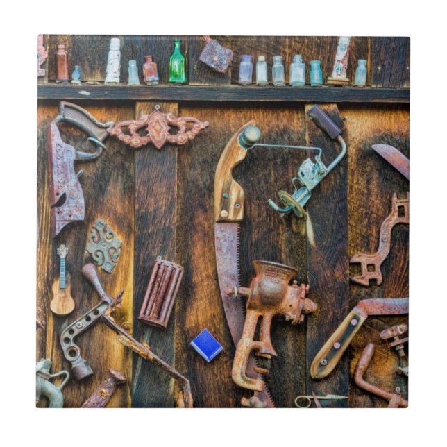 Coleção antiga na parede (Frente)