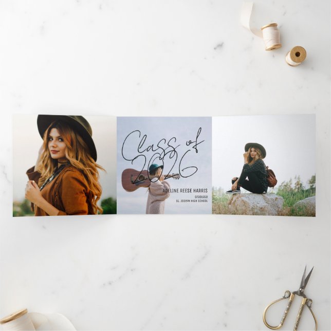 Com Dobra Tripla Anúncio Tri-Fold de Graduado na Moda (Dentro)