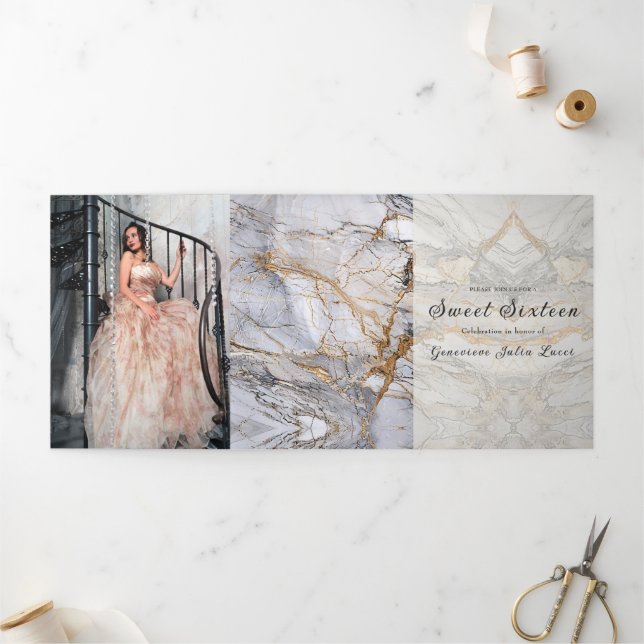 Com Dobra Tripla Cinza e Convite de festas Dourado Marble Sweet 16 (Fora)