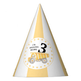 Com o chapéu de aniversariante do local de constru