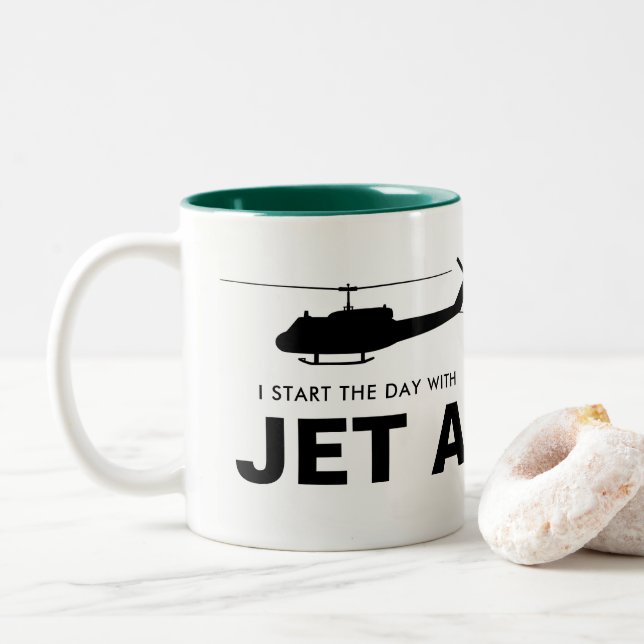 Comece o dia com jato uma caneca de Huey (Com Donut)