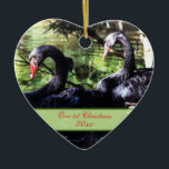 Companheiros para a vida Black Swans 1rua Enfeites<br><div class="desc">Esta cerâmica em forma de coração no primeiro Natal junto com o guardanapo ornamento tem um belo par de cisnes negras, conhecidas por acasalar por toda a vida. Há áreas de texto para você adicionar os nomes e o ano do primeiro Natal do casal juntos.</div>