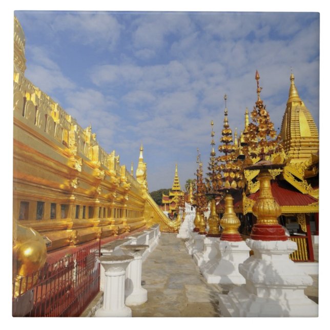complexo da Pagode Shwezigon em Bagan (Pagan), (Frente)