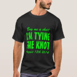 Compre-me uma bebida, estou me amarrando, camiseta<br><div class="desc">Amarrando o nó, camiseta de de festa de solteira para o noivo. Compre-me uma dose que eu estou dando me amarrando para o futuro noivo.. Citações engraçadas de bebida para a despedida de solteiro. Humor de casamento. Slogan legal com letras verdes de néon. Texto personalizável para a noite dos meninos....</div>