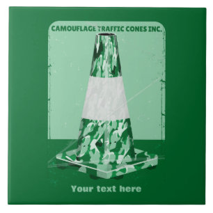 Cone de trânsito engraçado com cone de Camouflard