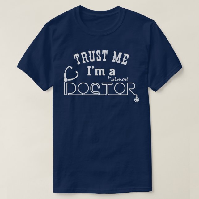 Confie Em Mim Quase Um Médico Camisa 3 (Frente do Design)