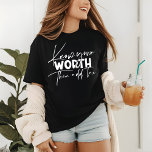 Conheça a sua citação motivacional inspiracional<br><div class="desc">Conheça o seu valor,  T-shirts de citação motivacional inspiracional,  apresenta um roteiro branco de caligrafia moderno com o engraçado comentário positivo "Conheça seu valor e depois adicione impostos". Projetado pelo Evco Studio www.zazzle.com/store/evcostudio</div>