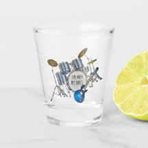 Conjunto de bateria azul e copo de shot de guitarr