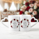 Conjunto De Caneca De Café Aniversário do 25 de Rosa do  Vermelho e Rosa<br><div class="desc">Este belo conjunto de canecas foi desenhado como um presente de aniversário para o seu casal favorito. O design bócio rústico apresenta uma coroa de rosas pintados manualmente de aquarela em tons de burgundy, vermelho e rosa-pincel, juntamente com folhas de eucalipto e verde-jardim. O texto inclui seus nomes, e diz:...</div>