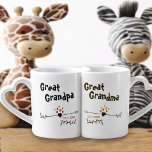 Conjunto De Caneca De Café Avós do novo Excelente personalizados - Azul e Ver<br><div class="desc">Corações modernos e flechas design na paleta de cores de na moda - ideal para novos avós excelentes. As palavras, vovô e vovó podem ser personalizadas para vovô, Nanna etc., para se adequar a sua preferência. Você também pode acrescentar o ano em que o casal se tornou excelente avós orgulhoso....</div>